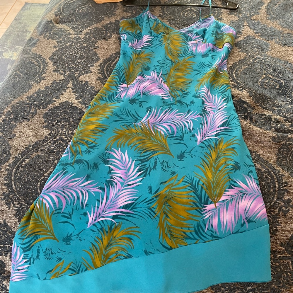 Beautiful summer dress. Slightly worn.